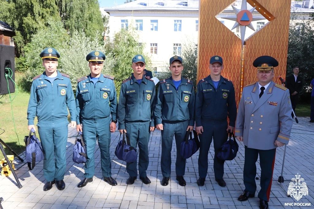 Настоящие профессионалы!. В сквере пожарных и спасателей прошла торжественная церемония чествования отличившихся сотрудников Главного управления МЧС России по Республике Коми Настоящие профессионалы!. В сквере пожарных и спасателей прошла торжественная церемония чествования отличившихся сотрудников Главного управления МЧС России по Республике Коми
