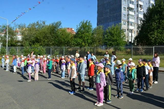 В Сыктывкаре в рамках акции «Зарядка со стражем порядка» полицейские организовали для юных подшефных кадетов спортивный праздник В Сыктывкаре в рамках акции «Зарядка со стражем порядка» полицейские организовали для юных подшефных кадетов спортивный праздник