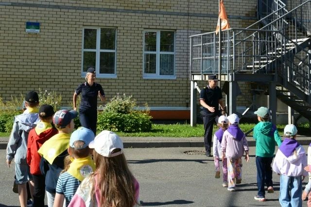 В Сыктывкаре в рамках акции «Зарядка со стражем порядка» полицейские организовали для юных подшефных кадетов спортивный праздник В Сыктывкаре в рамках акции «Зарядка со стражем порядка» полицейские организовали для юных подшефных кадетов спортивный праздник