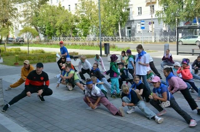 В Сыктывкаре прошла всероссийская акция «Зарядка со стражем порядка» В Сыктывкаре прошла всероссийская акция «Зарядка со стражем порядка»