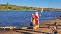 К сыктывкарскому пляжу на сапах приплыли Дед Мороз и Снегурочка