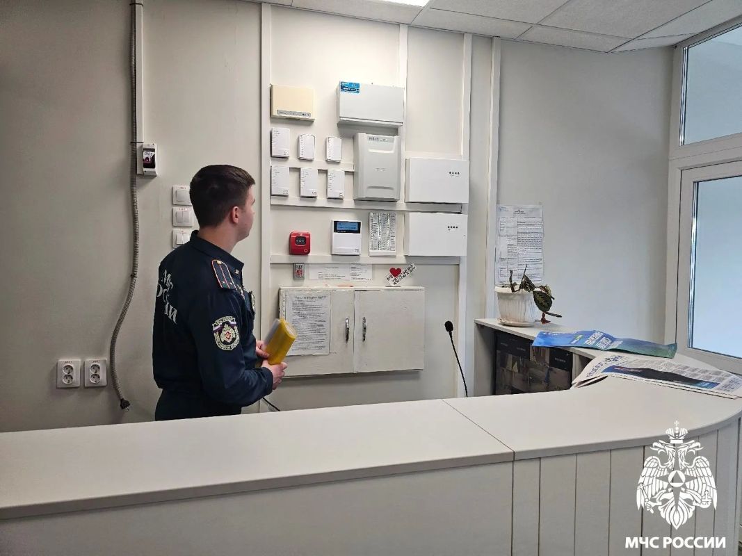 Подготовка к выборам. В рамках подготовки к единому дню голосования в Республике Коми сотрудники МЧС России проверяют обеспечение безопасности на избирательных участках Подготовка к выборам. В рамках подготовки к единому дню голосования в Республике Коми сотрудники МЧС России проверяют обеспечение безопасности на избирательных участках