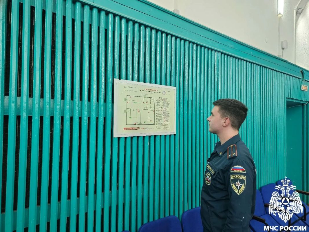 Подготовка к выборам. В рамках подготовки к единому дню голосования в Республике Коми сотрудники МЧС России проверяют обеспечение безопасности на избирательных участках Подготовка к выборам. В рамках подготовки к единому дню голосования в Республике Коми сотрудники МЧС России проверяют обеспечение безопасности на избирательных участках