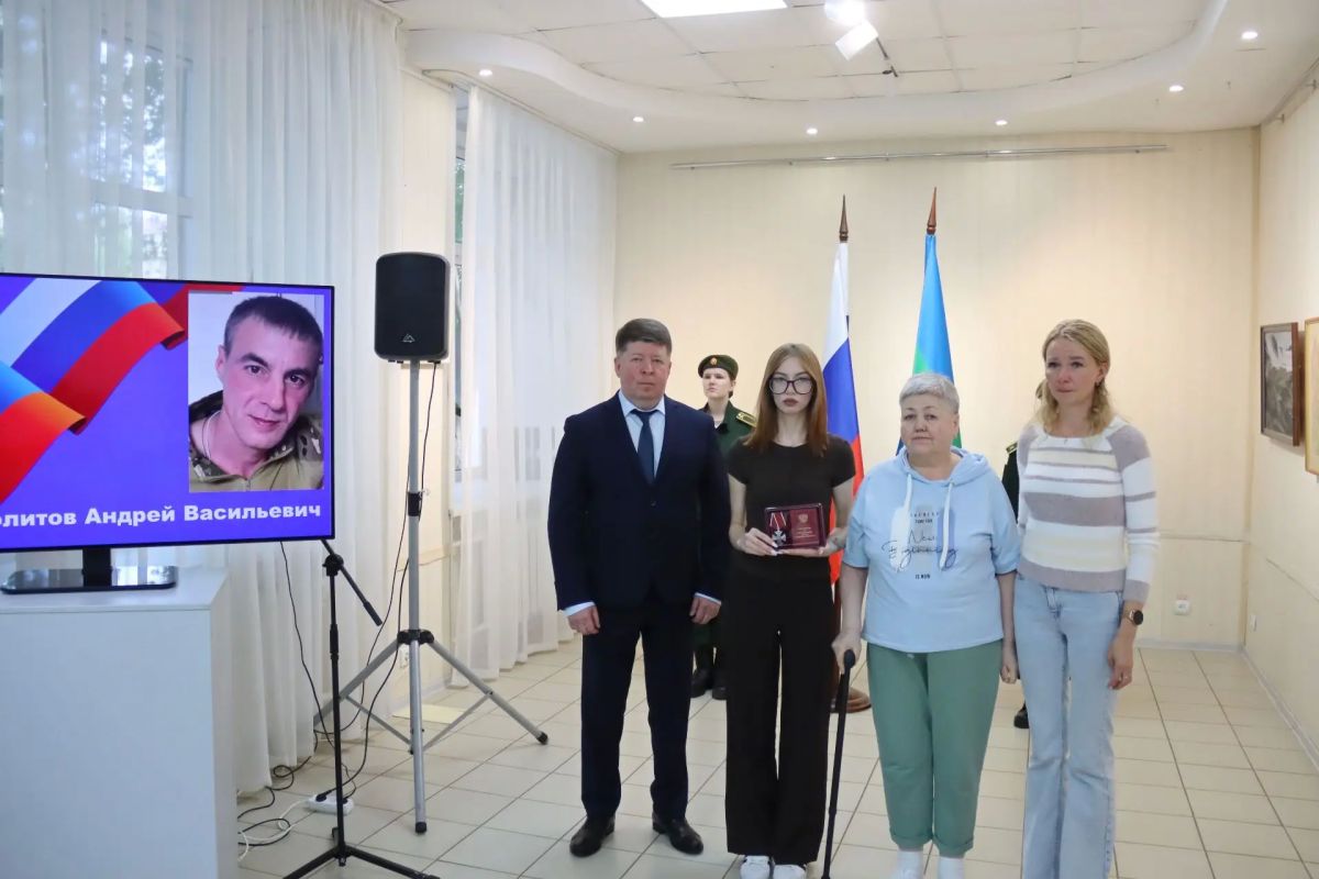 В Сыктывкаре прошла церемония передачи государственных наград семьям героев, погибших в ходе специальной военной операции В Сыктывкаре прошла церемония передачи государственных наград семьям героев, погибших в ходе специальной военной операции