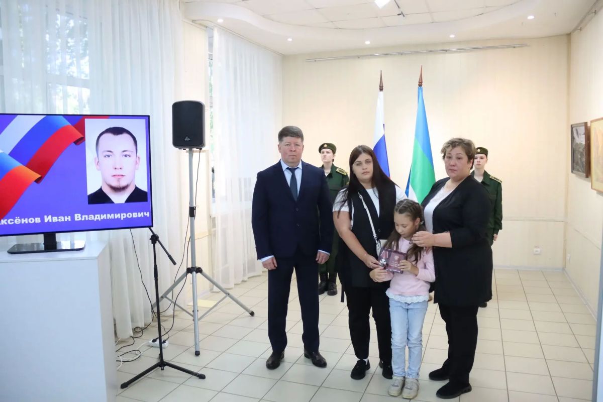 В Сыктывкаре прошла церемония передачи государственных наград семьям героев, погибших в ходе специальной военной операции В Сыктывкаре прошла церемония передачи государственных наград семьям героев, погибших в ходе специальной военной операции