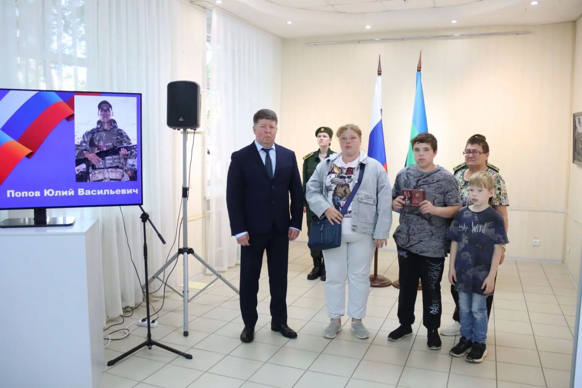 В Сыктывкаре прошла церемония передачи государственных наград семьям героев, погибших в ходе специальной военной операции В Сыктывкаре прошла церемония передачи государственных наград семьям героев, погибших в ходе специальной военной операции