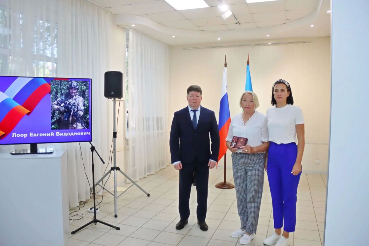 В Сыктывкаре прошла церемония передачи государственных наград семьям героев, погибших в ходе специальной военной операции В Сыктывкаре прошла церемония передачи государственных наград семьям героев, погибших в ходе специальной военной операции