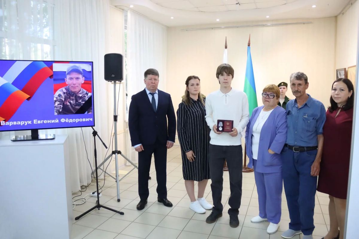 В Сыктывкаре прошла церемония передачи государственных наград семьям героев, погибших в ходе специальной военной операции В Сыктывкаре прошла церемония передачи государственных наград семьям героев, погибших в ходе специальной военной операции