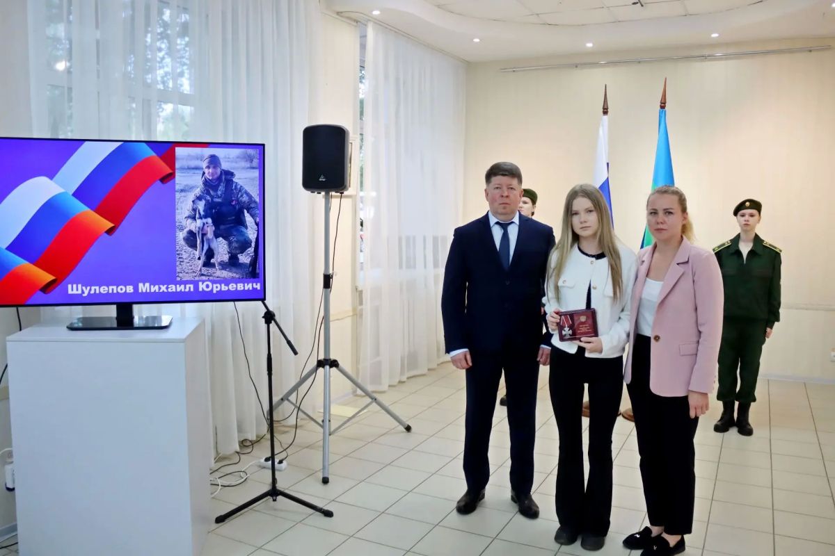 В Сыктывкаре прошла церемония передачи государственных наград семьям героев, погибших в ходе специальной военной операции В Сыктывкаре прошла церемония передачи государственных наград семьям героев, погибших в ходе специальной военной операции