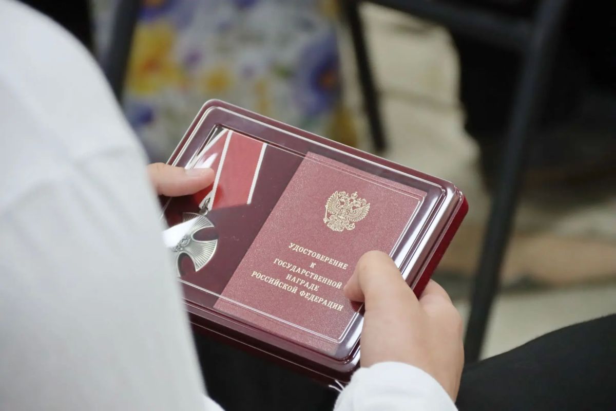 В Сыктывкаре прошла церемония передачи государственных наград семьям героев, погибших в ходе специальной военной операции В Сыктывкаре прошла церемония передачи государственных наград семьям героев, погибших в ходе специальной военной операции