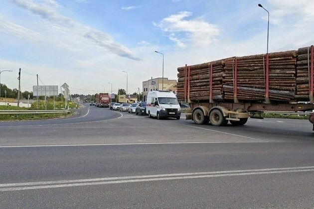 Новый светофор на выезде из Сыктывкара спровоцировал пробку
