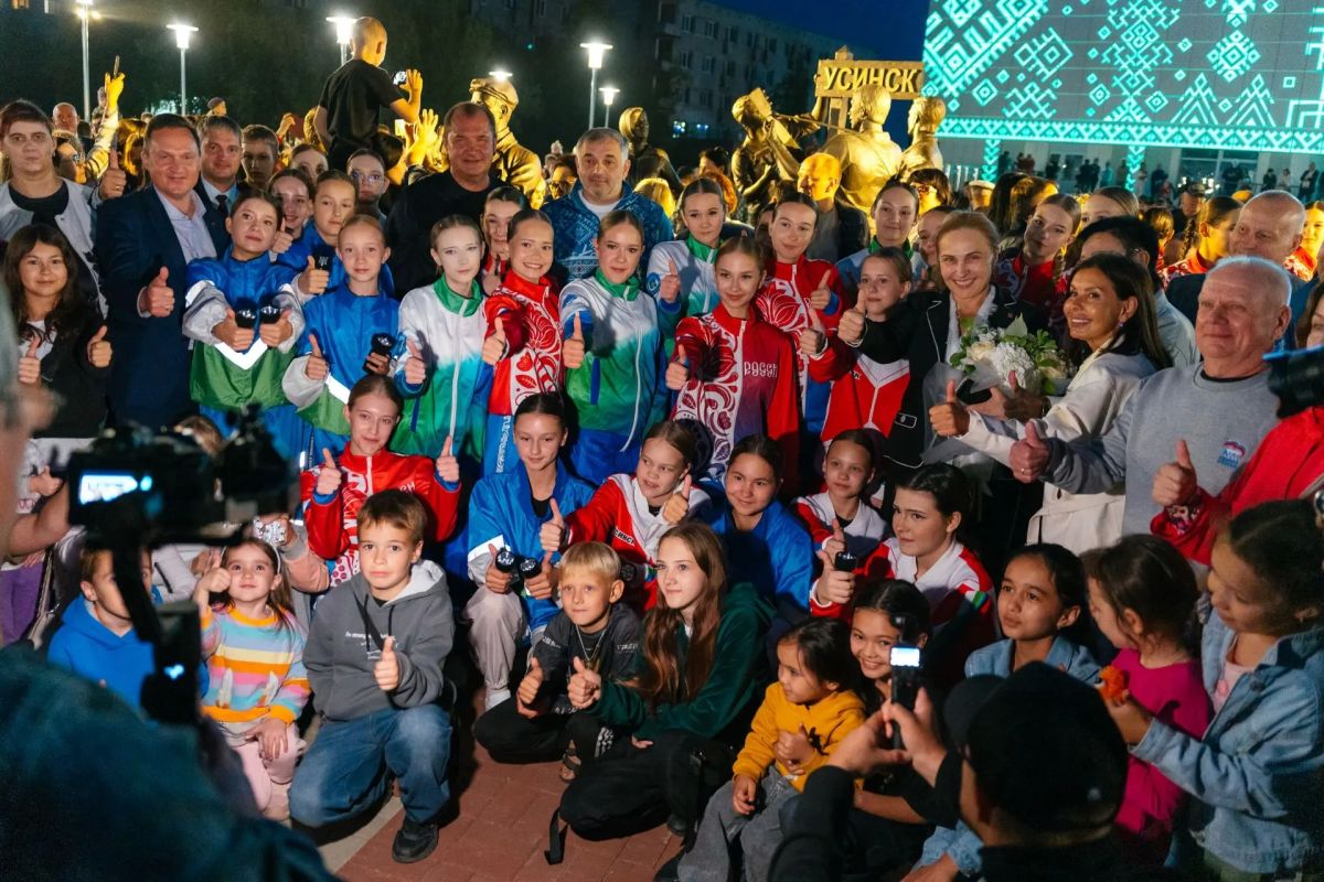 В Усинске открыли площадь Первопроходцев у «Томлуна» В Усинске открыли площадь Первопроходцев у «Томлуна»