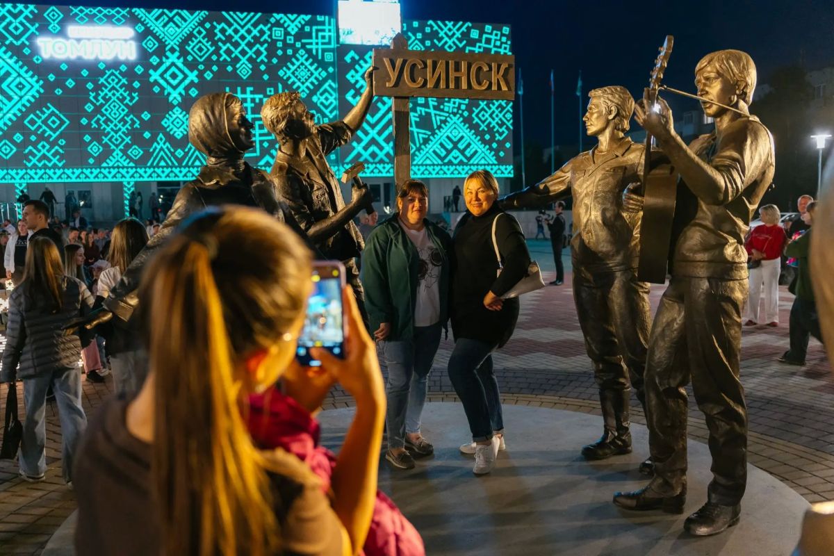 В Усинске открыли площадь Первопроходцев у «Томлуна» В Усинске открыли площадь Первопроходцев у «Томлуна»