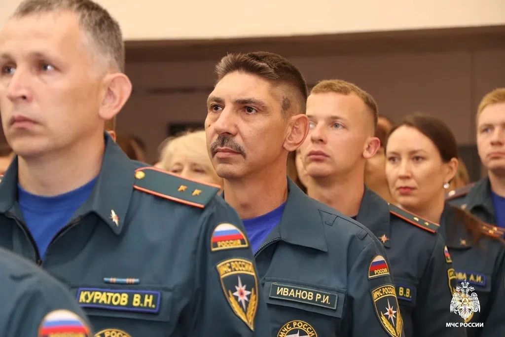 В Главном управлении МЧС России по Республике Коми состоялось торжественное собрание, посвященное Дню Государственного флага Российской Федерации и 105-й годовщине со дня образования Республики Коми В Главном управлении МЧС России по Республике Коми состоялось торжественное собрание, посвященное Дню Государственного флага Российской Федерации и 105-й годовщине со дня образования Республики Коми