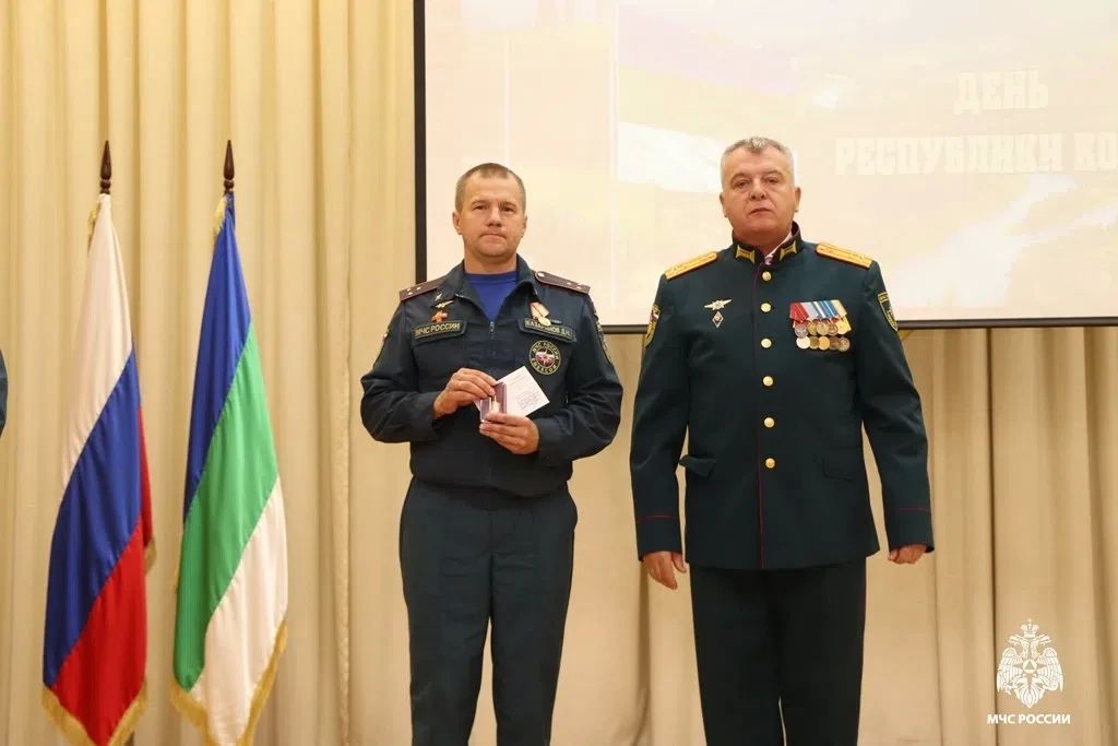 В Главном управлении МЧС России по Республике Коми состоялось торжественное собрание, посвященное Дню Государственного флага Российской Федерации и 105-й годовщине со дня образования Республики Коми В Главном управлении МЧС России по Республике Коми состоялось торжественное собрание, посвященное Дню Государственного флага Российской Федерации и 105-й годовщине со дня образования Республики Коми