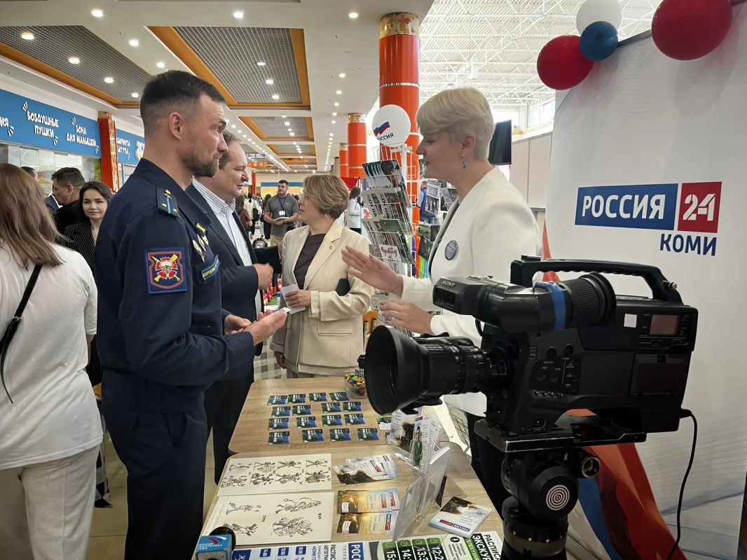 Глава Коми Ростислав Гольдштейн и Герой России Станислав Кочев в рамках выставки «Достояние Севера» посетили экспозицию ГТРК «Коми Гор» Глава Коми Ростислав Гольдштейн и Герой России Станислав Кочев в рамках выставки «Достояние Севера» посетили экспозицию ГТРК «Коми Гор»