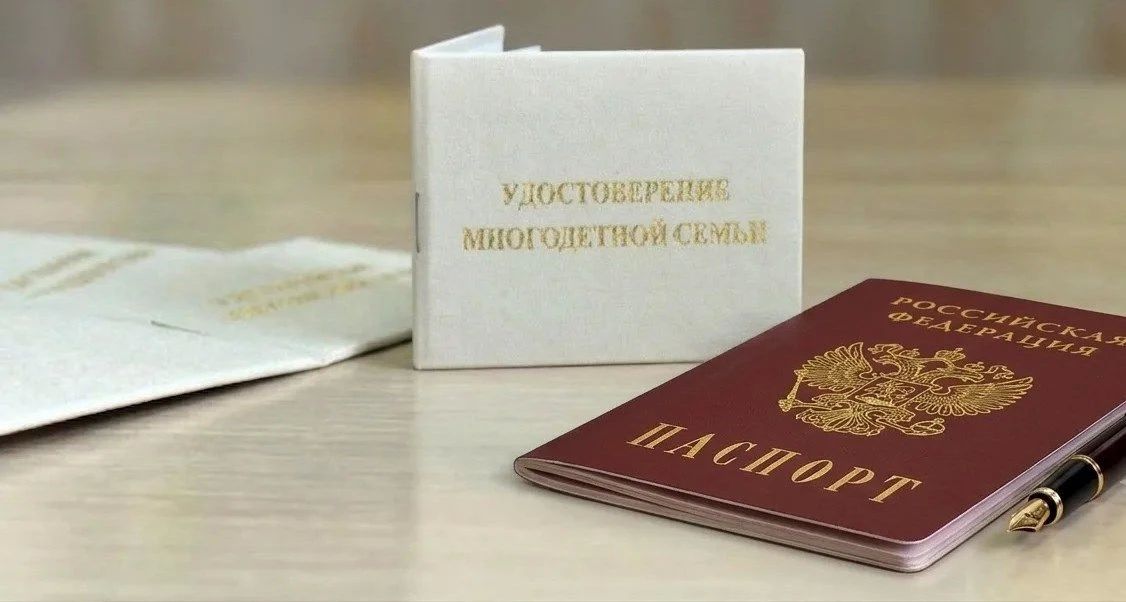 Прокуратура Сыктывкара по итогам проверки обратилась в суд с иском в интересах членов многодетной семьи, которым отказано в получении подтверждающего их статус удостоверения из-за регистрации не по одному адресу
