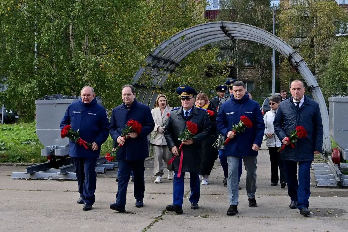 Ростислав Гольдштейн возложил цветы к Мемориалу в сквере шахтёрской славы в Инте Ростислав Гольдштейн возложил цветы к Мемориалу в сквере шахтёрской славы в Инте