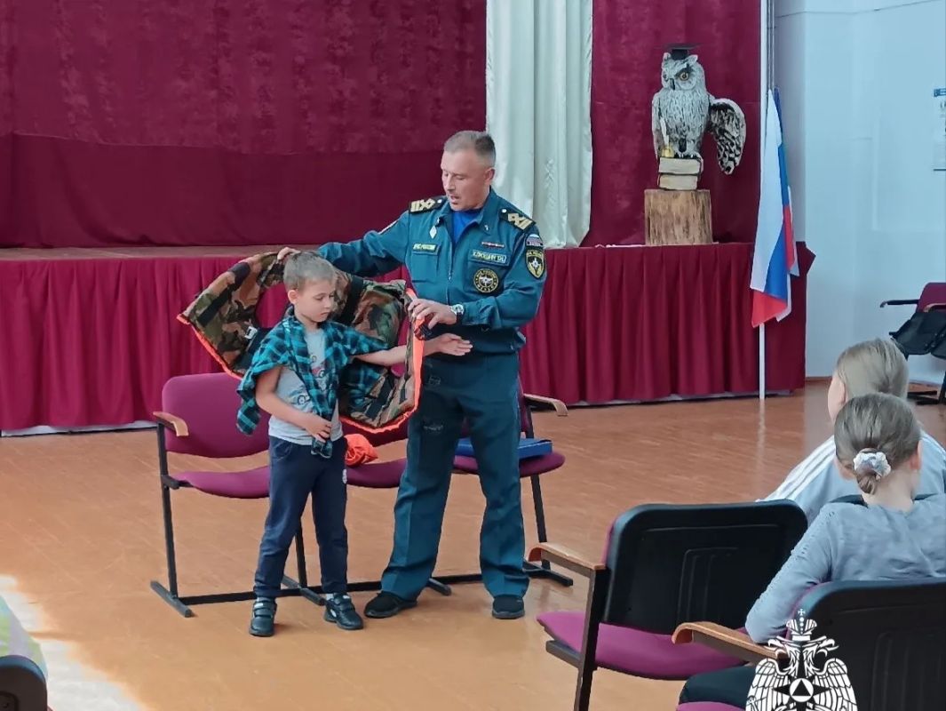 Учим безопасности!. Сотрудники ГИМС МЧС России провели урок безопасности с детьми оздоровительного лагеря в городе Емва Учим безопасности!. Сотрудники ГИМС МЧС России провели урок безопасности с детьми оздоровительного лагеря в городе Емва
