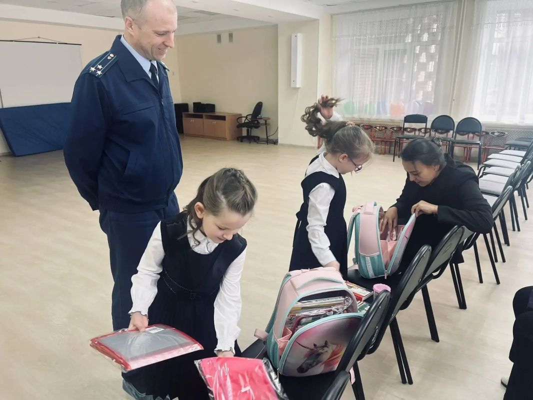 Прокуроры городов и районов приняли активное участие в ежегодной благотворительной акции «Дорога в школу», приуроченной ко Дню знаний и направленной на поддержку школьников из семей, находящихся в сложной жизненной ситуации Прокуроры городов и районов приняли активное участие в ежегодной благотворительной акции «Дорога в школу», приуроченной ко Дню знаний и направленной на поддержку школьников из семей, находящихся в сложной жизненной ситуации