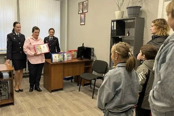 Помоги пойти учиться: в Республике Коми полицейские и общественники поздравили школьников с 1 сентября Помоги пойти учиться: в Республике Коми полицейские и общественники поздравили школьников с 1 сентября