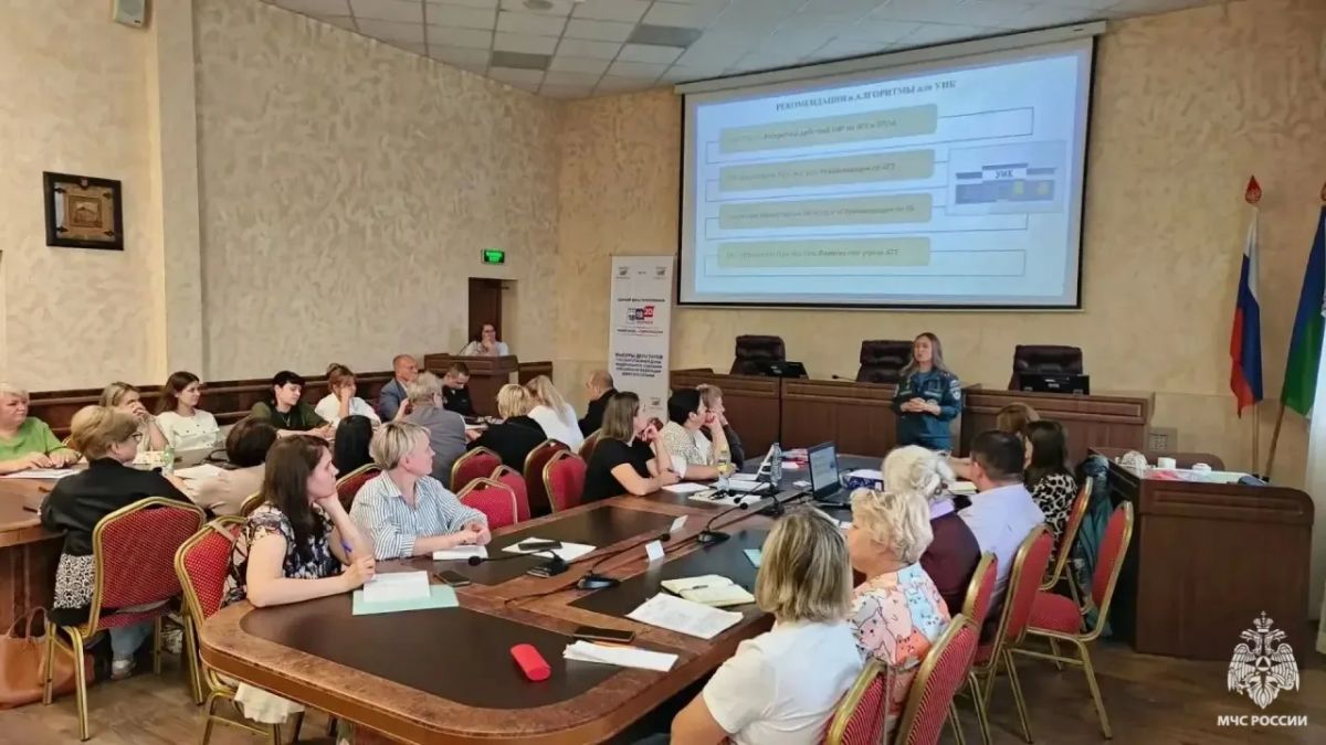 Инструктаж безопасности. Инструктаж по соблюдению правил пожарной безопасности с председателями УИК провела Гульнара Хилаутдинова, инспектор отдела надзорной деятельности и профилактической работы Ухты Инструктаж безопасности. Инструктаж по соблюдению правил пожарной безопасности с председателями УИК провела Гульнара Хилаутдинова, инспектор отдела надзорной деятельности и профилактической работы Ухты