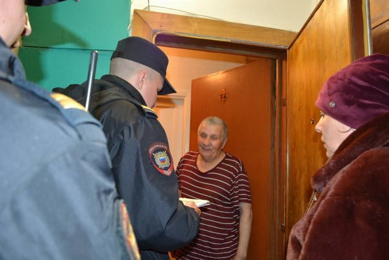В Сыктывкаре полицейские и общественники провели профилактические рейды в рамках акции «Жилой сектор» В Сыктывкаре полицейские и общественники провели профилактические рейды в рамках акции «Жилой сектор»