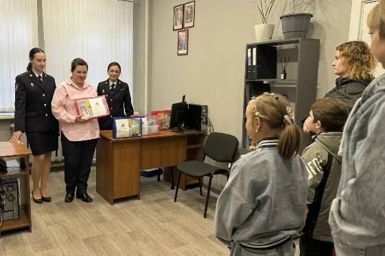 Помоги пойти учиться: в Республике Коми полицейские и общественники поздравили школьников с 1 сентября Помоги пойти учиться: в Республике Коми полицейские и общественники поздравили школьников с 1 сентября