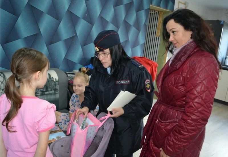 Помоги пойти учиться: в Республике Коми полицейские и общественники поздравили школьников с 1 сентября Помоги пойти учиться: в Республике Коми полицейские и общественники поздравили школьников с 1 сентября