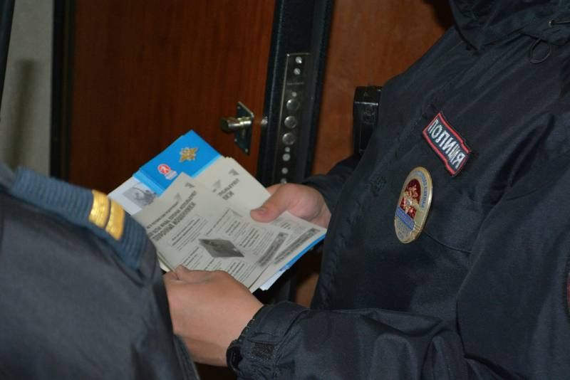 В Сыктывкаре полицейские и общественники провели профилактические рейды в рамках акции «Жилой сектор» В Сыктывкаре полицейские и общественники провели профилактические рейды в рамках акции «Жилой сектор»
