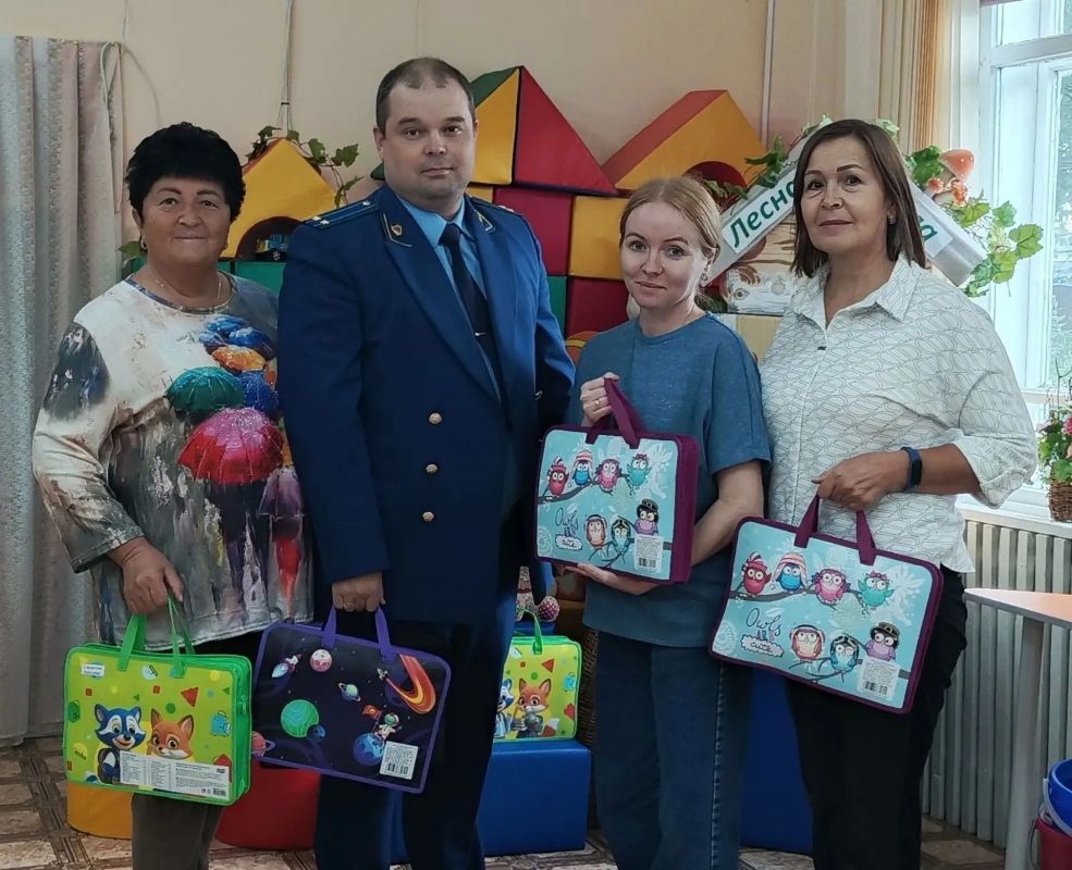 Прокуроры городов и районов приняли активное участие в ежегодной благотворительной акции «Дорога в школу», приуроченной ко Дню знаний и направленной на поддержку школьников из семей, находящихся в сложной жизненной ситуации Прокуроры городов и районов приняли активное участие в ежегодной благотворительной акции «Дорога в школу», приуроченной ко Дню знаний и направленной на поддержку школьников из семей, находящихся в сложной жизненной ситуации