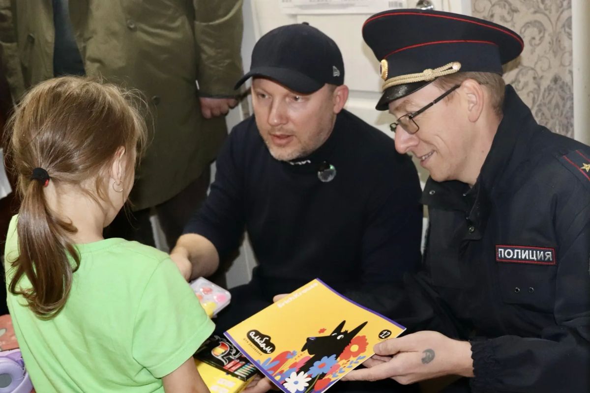Полицейские и общественники Коми продолжают благотворительную акцию «Помоги пойти учиться» Полицейские и общественники Коми продолжают благотворительную акцию «Помоги пойти учиться»
