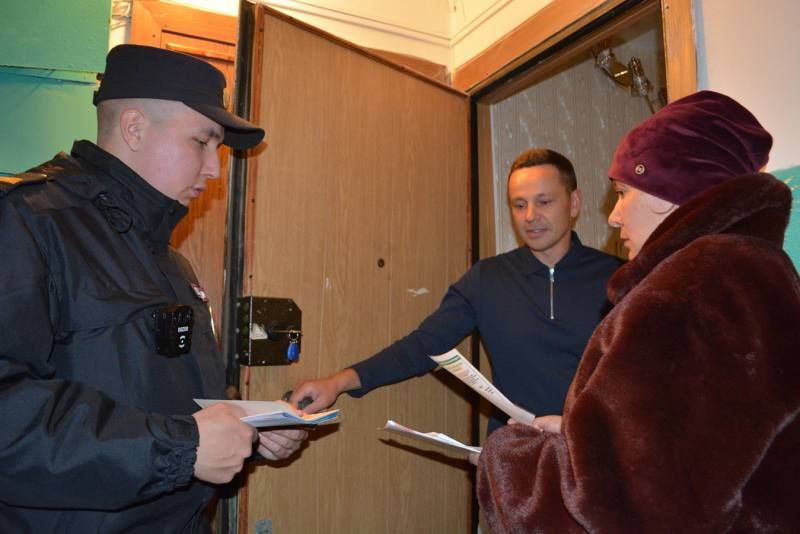 В Сыктывкаре полицейские и общественники провели профилактические рейды в рамках акции «Жилой сектор» В Сыктывкаре полицейские и общественники провели профилактические рейды в рамках акции «Жилой сектор»