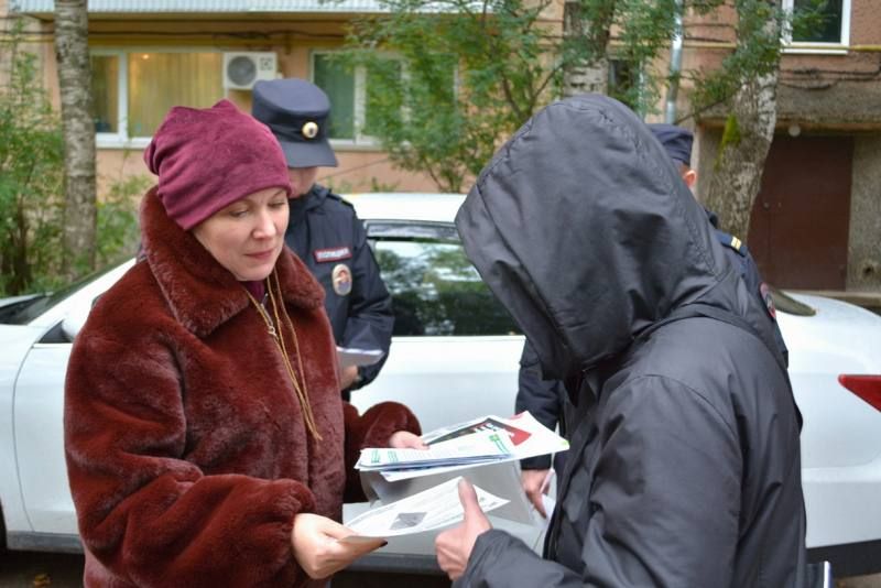 В Сыктывкаре полицейские и общественники провели профилактические рейды в рамках акции «Жилой сектор» В Сыктывкаре полицейские и общественники провели профилактические рейды в рамках акции «Жилой сектор»
