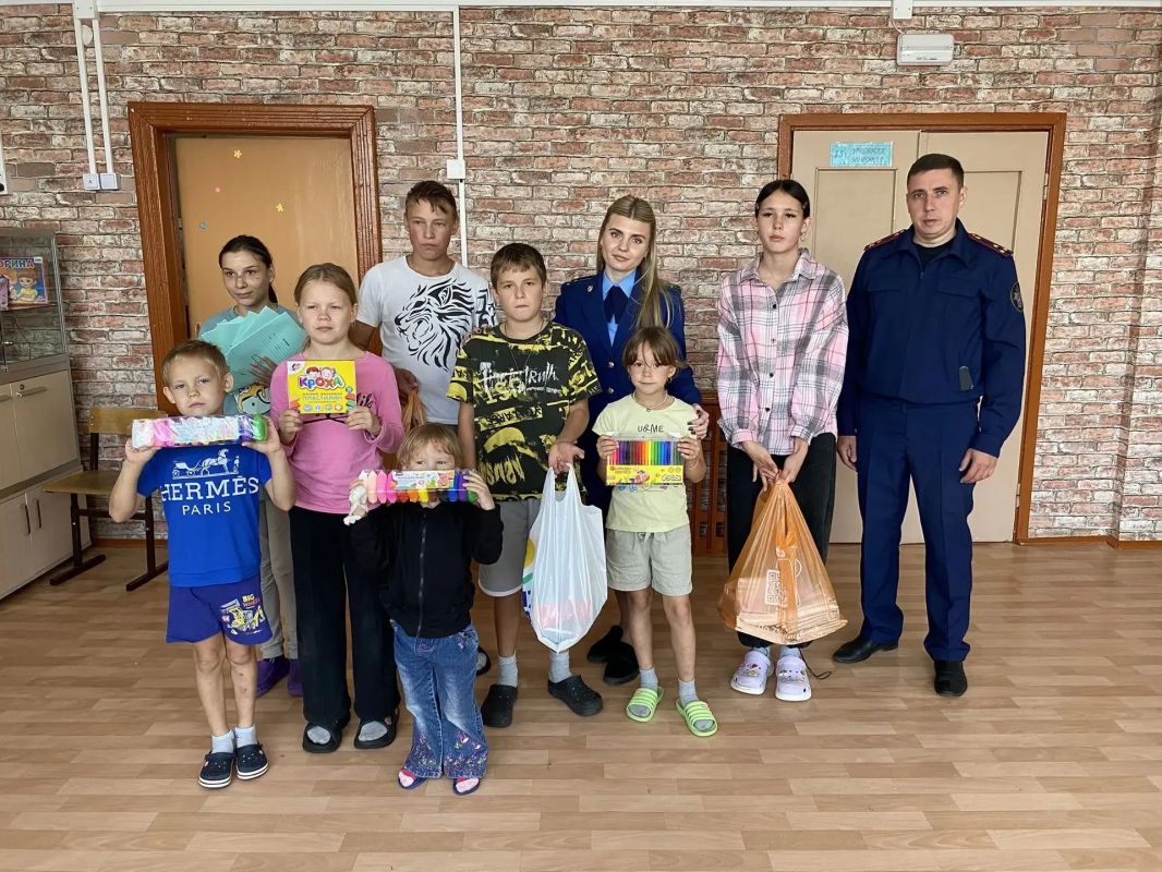 Прокуроры городов и районов приняли активное участие в ежегодной благотворительной акции «Дорога в школу», приуроченной ко Дню знаний и направленной на поддержку школьников из семей, находящихся в сложной жизненной ситуации Прокуроры городов и районов приняли активное участие в ежегодной благотворительной акции «Дорога в школу», приуроченной ко Дню знаний и направленной на поддержку школьников из семей, находящихся в сложной жизненной ситуации