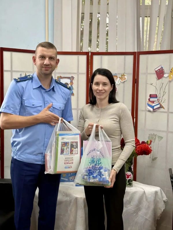 Прокуроры городов и районов приняли активное участие в ежегодной благотворительной акции «Дорога в школу», приуроченной ко Дню знаний и направленной на поддержку школьников из семей, находящихся в сложной жизненной ситуации Прокуроры городов и районов приняли активное участие в ежегодной благотворительной акции «Дорога в школу», приуроченной ко Дню знаний и направленной на поддержку школьников из семей, находящихся в сложной жизненной ситуации