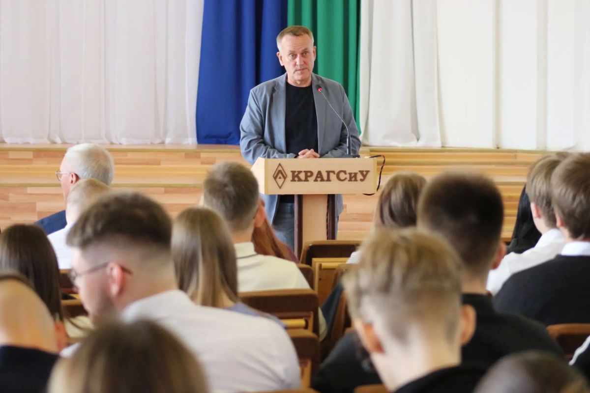 Председатель избиркома Коми Дмитрий Митюшев поздравил студентов академии госслужбы с Днем знаний и рассказал про предстоящие выборы Председатель избиркома Коми Дмитрий Митюшев поздравил студентов академии госслужбы с Днем знаний и рассказал про предстоящие выборы