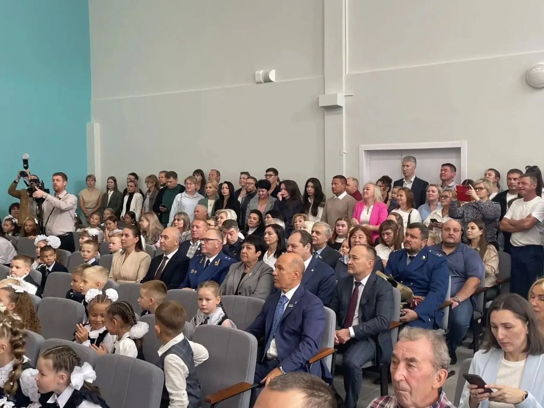 Сегодня, в День зданий, прокурор Республики Коми Николай Егоров принял участие в торжественном мероприятии, организованном в МБОУ «Выльгортская СОШ № 2» им. В.П. Налимова Сегодня, в День зданий, прокурор Республики Коми Николай Егоров принял участие в торжественном мероприятии, организованном в МБОУ «Выльгортская СОШ № 2» им. В.П. Налимова