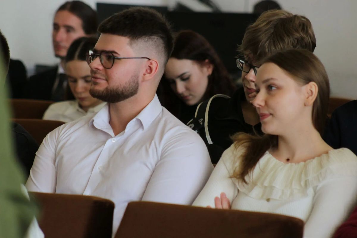 Председатель избиркома Коми Дмитрий Митюшев поздравил студентов академии госслужбы с Днем знаний и рассказал про предстоящие выборы Председатель избиркома Коми Дмитрий Митюшев поздравил студентов академии госслужбы с Днем знаний и рассказал про предстоящие выборы