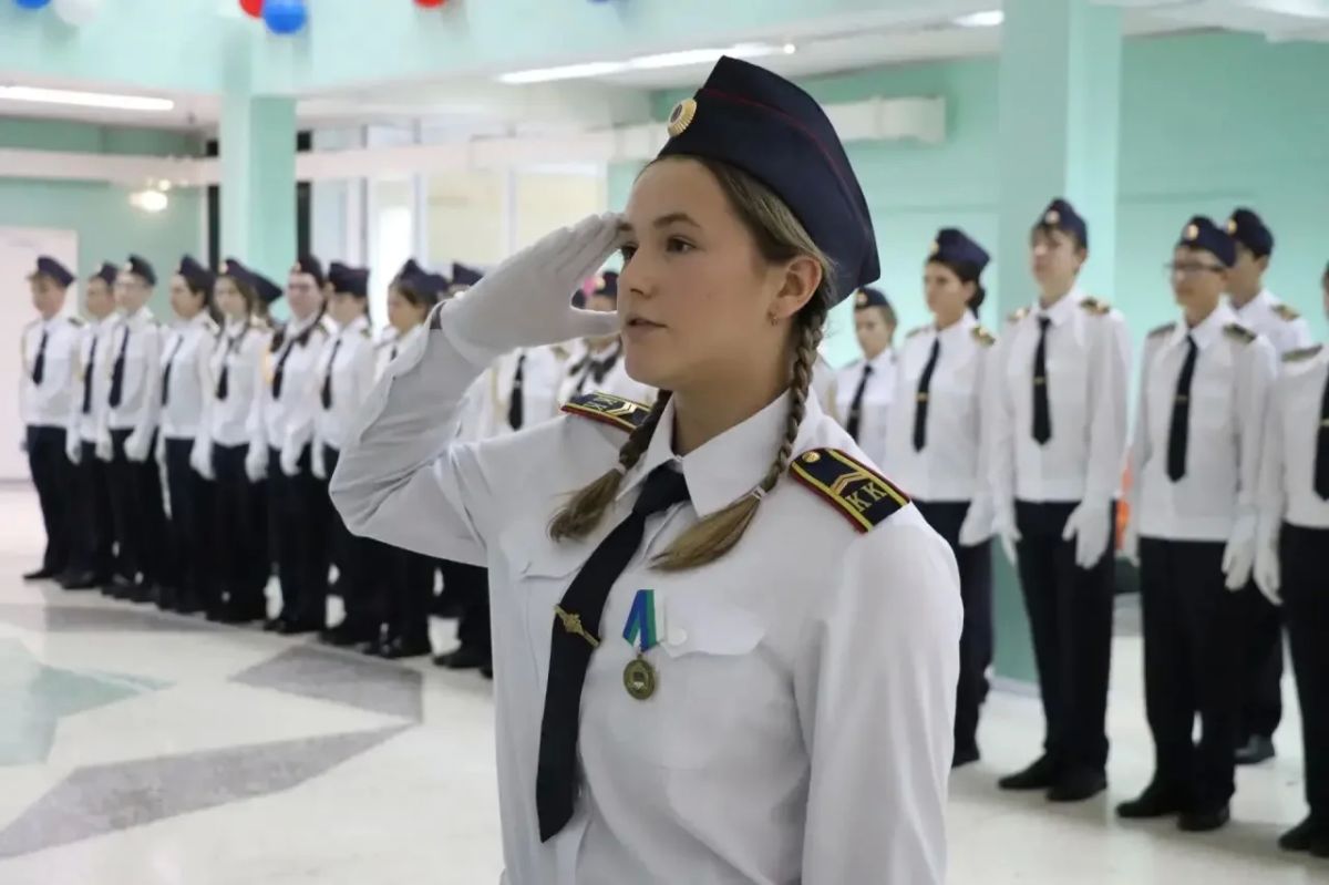 С Днём знаний, кадеты!. . Сегодня сотрудники полиции по доброй традиции поздравили свои подшефные кадетские классы с началом нового учебного года С Днём знаний, кадеты!. . Сегодня сотрудники полиции по доброй традиции поздравили свои подшефные кадетские классы с началом нового учебного года