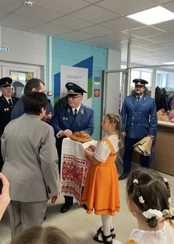 Сегодня, в День знаний, прокурор Республики Коми Николай Егоров принял участие в торжественном мероприятии, организованном в МБОУ «Выльгортская СОШ № 2» им. В.П. Налимова Сегодня, в День знаний, прокурор Республики Коми Николай Егоров принял участие в торжественном мероприятии, организованном в МБОУ «Выльгортская СОШ № 2» им. В.П. Налимова