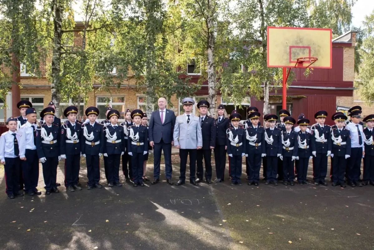 С Днём знаний, кадеты!. . Сегодня сотрудники полиции по доброй традиции поздравили свои подшефные кадетские классы с началом нового учебного года С Днём знаний, кадеты!. . Сегодня сотрудники полиции по доброй традиции поздравили свои подшефные кадетские классы с началом нового учебного года