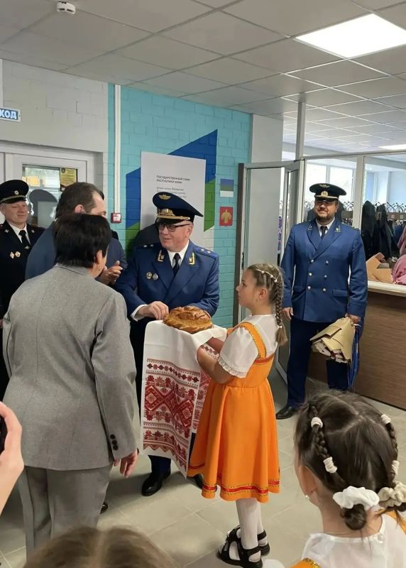 Сегодня, в День зданий, прокурор Республики Коми Николай Егоров принял участие в торжественном мероприятии, организованном в МБОУ «Выльгортская СОШ № 2» им. В.П. Налимова Сегодня, в День зданий, прокурор Республики Коми Николай Егоров принял участие в торжественном мероприятии, организованном в МБОУ «Выльгортская СОШ № 2» им. В.П. Налимова
