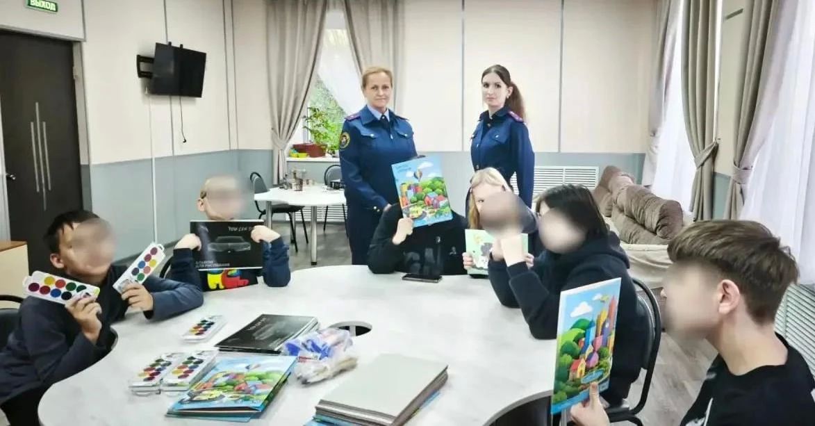 Сотрудники следственного управления СК России по Республике Коми поздравили юных жителей региона с Днем знаний Сотрудники следственного управления СК России по Республике Коми поздравили юных жителей региона с Днем знаний