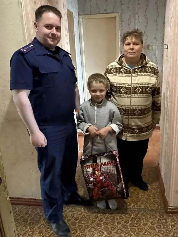 Сотрудники следственного управления СК России по Республике Коми поздравили юных жителей региона с Днем знаний Сотрудники следственного управления СК России по Республике Коми поздравили юных жителей региона с Днем знаний