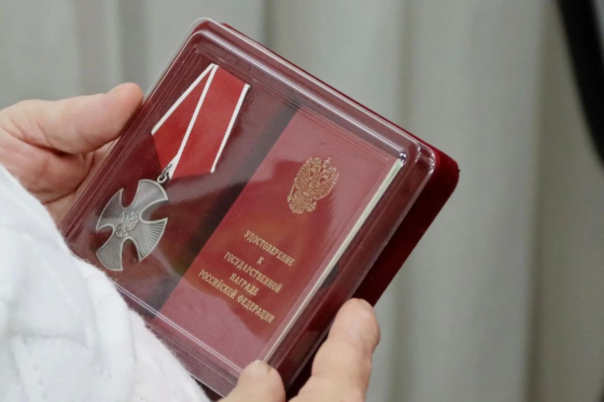 В Сыктывкаре прошла церемония передачи государственных наград семьям героев, погибших в ходе специальной военной операции В Сыктывкаре прошла церемония передачи государственных наград семьям героев, погибших в ходе специальной военной операции