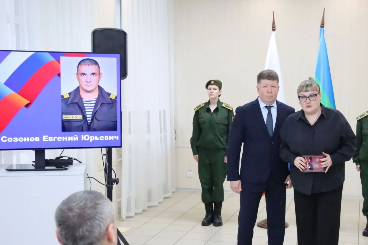 В Сыктывкаре прошла церемония передачи государственных наград семьям героев, погибших в ходе специальной военной операции В Сыктывкаре прошла церемония передачи государственных наград семьям героев, погибших в ходе специальной военной операции