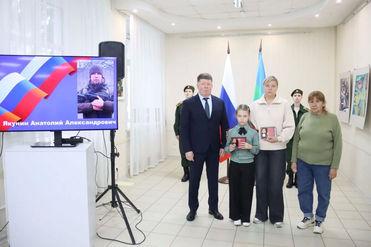 В Сыктывкаре прошла церемония передачи государственных наград семьям героев, погибших в ходе специальной военной операции В Сыктывкаре прошла церемония передачи государственных наград семьям героев, погибших в ходе специальной военной операции