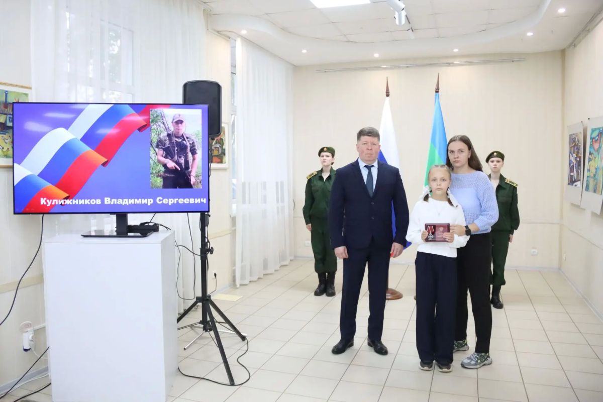 В Сыктывкаре прошла церемония передачи государственных наград семьям героев, погибших в ходе специальной военной операции В Сыктывкаре прошла церемония передачи государственных наград семьям героев, погибших в ходе специальной военной операции