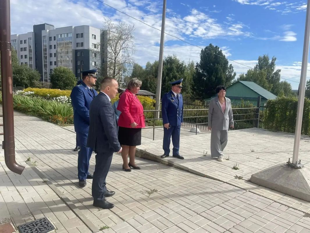 Прокурор Республики Коми Николай Егоров совместно с прокурором Сыктывдинского района Дмитрием Бабаком, министром образования и науки Республики Коми Олегом Холоповым и представителями местной администрации посетили МБОУ... Прокурор Республики Коми Николай Егоров совместно с прокурором Сыктывдинского района Дмитрием Бабаком, министром образования и науки Республики Коми Олегом Холоповым и представителями местной администрации посетили МБОУ...